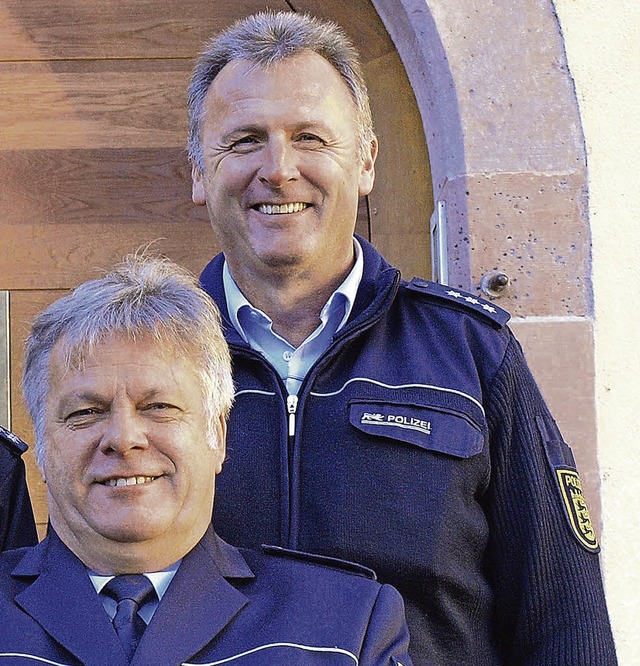 Claus Steiert (vorne) folgt Thomas Gse... Polizeipostenfhrer in Steinen nach.   | Foto: Polizei