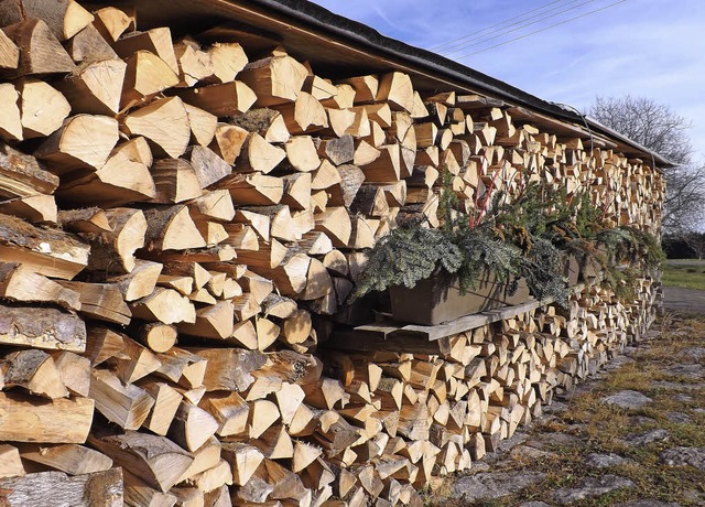 Brennholz vor der Htte zu haben, wird...er gestiegenen Nachfrage immer teurer.  | Foto: Wolfgang Adam
