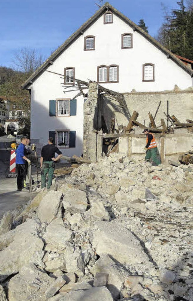 Momentaufnahme eines Abrisses: Das Hau... auch die letzten Mauerreste gefallen.  | Foto: www.zeitzeugengw.de