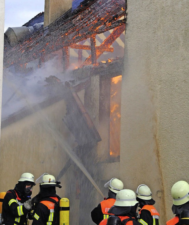 Was die Rohre hergeben: Der Brand der ...rlangte den Feuerwehrleuten alles ab.   | Foto: Archivfoto: Ralph Fautz