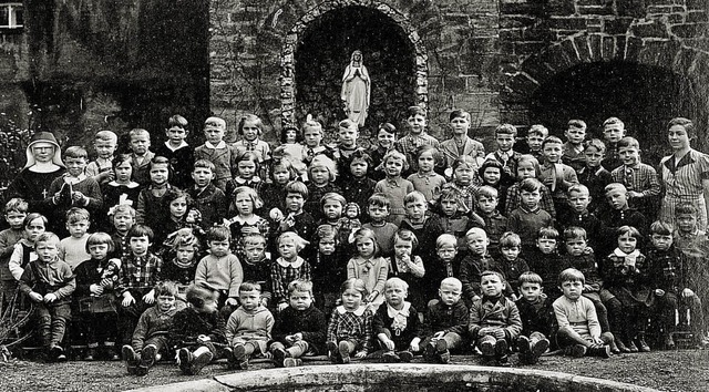 Kinder, die ums Jahr 1930 im Kindergar...i Kindergrtnerinnen zum Gruppenfoto.   | Foto: Privat