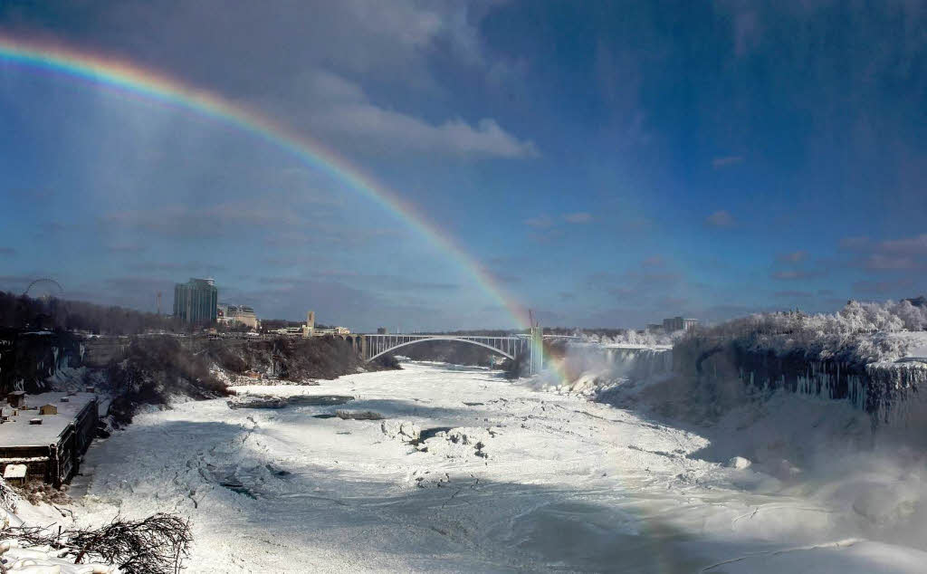 Die Kltewelle in Nordamerika macht es mglich: Die Niagara-Flle sind teilweise eingefroren.