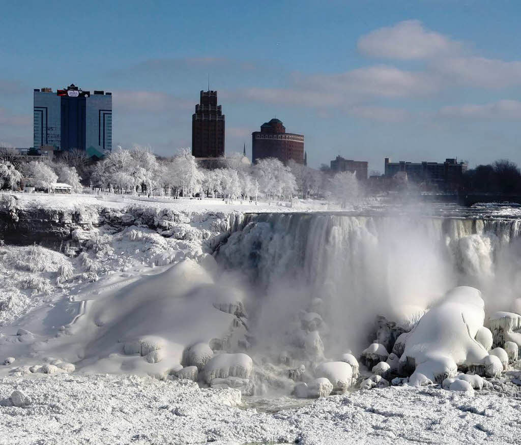 Die Kltewelle in Nordamerika macht es mglich: Die Niagara-Flle sind teilweise eingefroren.