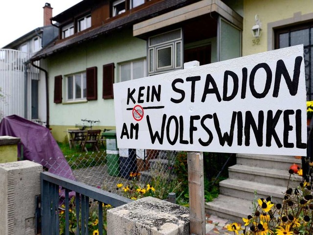 Die Bewohner im &#8222;Wolfswinkel&#82...tadion in unmittelbarer Nachbarschaft.  | Foto: Ingo Schneider