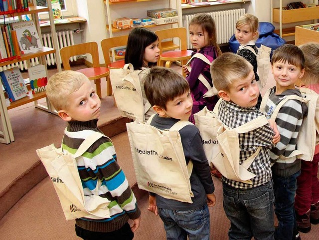 Rucksacktaschen sind toll: Die Kinder ...utzer der Mediathek erkannt zu werden.  | Foto: BZ