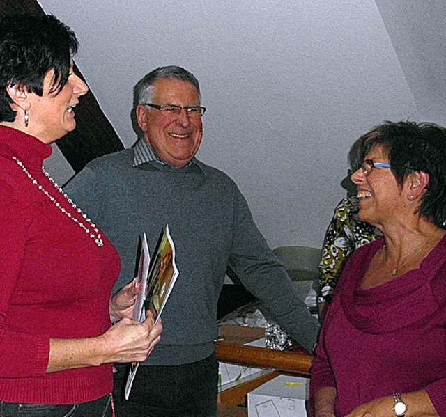 Spendenbergabe (von links): Pflegedie..., Manfred Disch und Cornelia Wangler.   | Foto: Privat