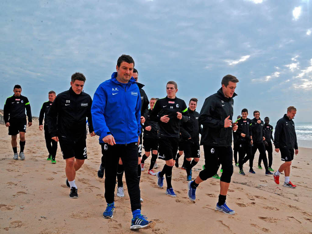 Die Profis des SC Freiburg ben am Freitagmorgen im Trainingslager in Rota, Spanien. Zum Auflockern gibt es einen Strandlauf.