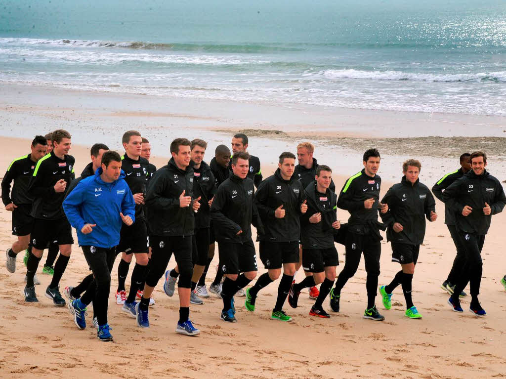 Die Profis des SC Freiburg ben am Freitagmorgen im Trainingslager in Rota, Spanien. Zum Auflockern gibt es einen Strandlauf.