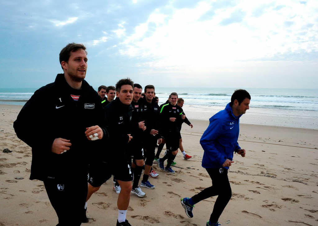 Die Profis des SC Freiburg ben am Freitagmorgen im Trainingslager in Rota, Spanien. Zum Auflockern gibt es einen Strandlauf.