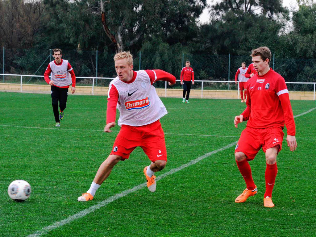 Die Profis des SC Freiburg ben am Freitagmorgen im Trainingslager in Rota, Spanien. Zum Auflockern gibt es einen Strandlauf.