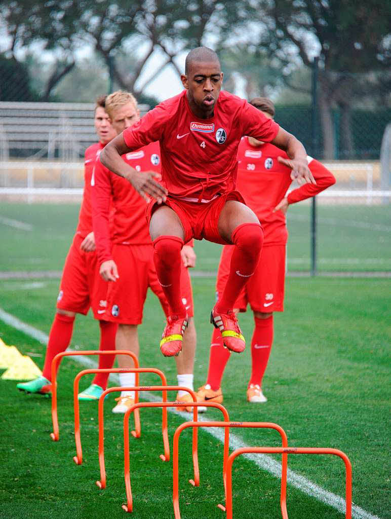 Die Profis des SC Freiburg ben am Freitagmorgen im Trainingslager in Rota, Spanien. Zum Auflockern gibt es einen Strandlauf.