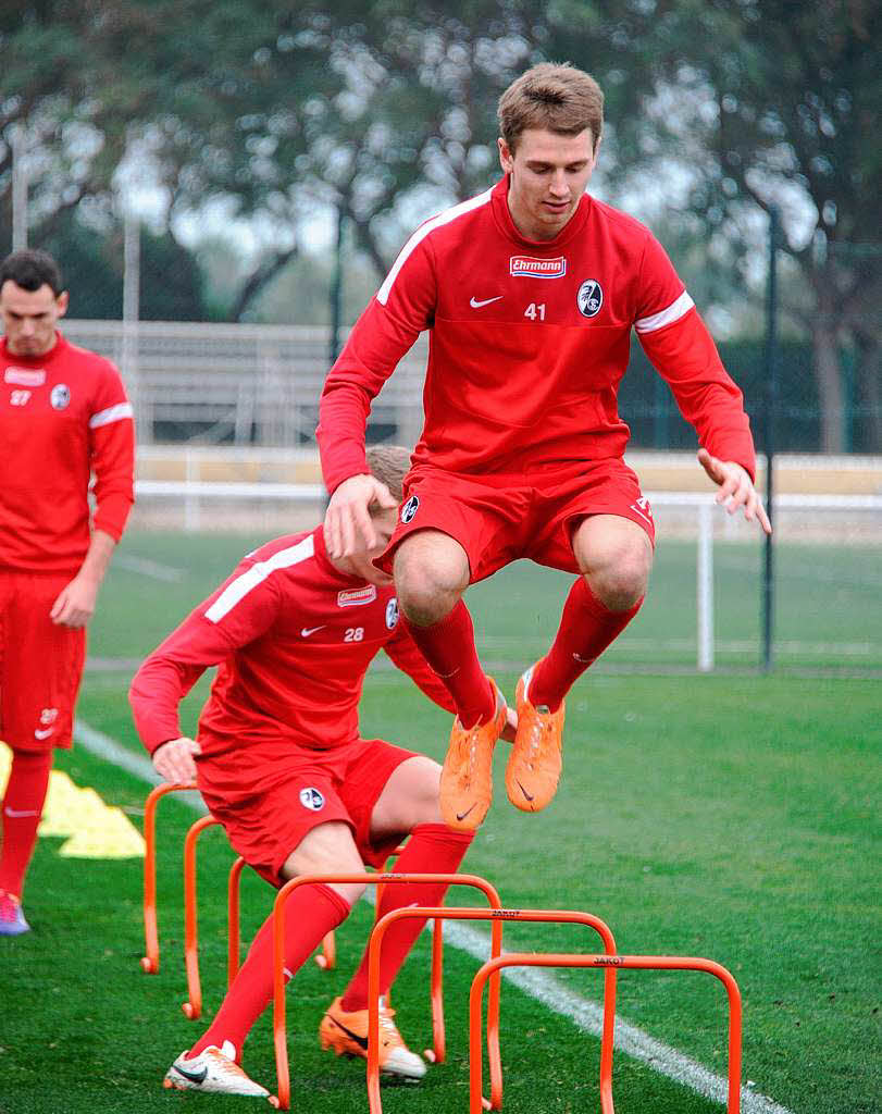 Die Profis des SC Freiburg ben am Freitagmorgen im Trainingslager in Rota, Spanien. Zum Auflockern gibt es einen Strandlauf.