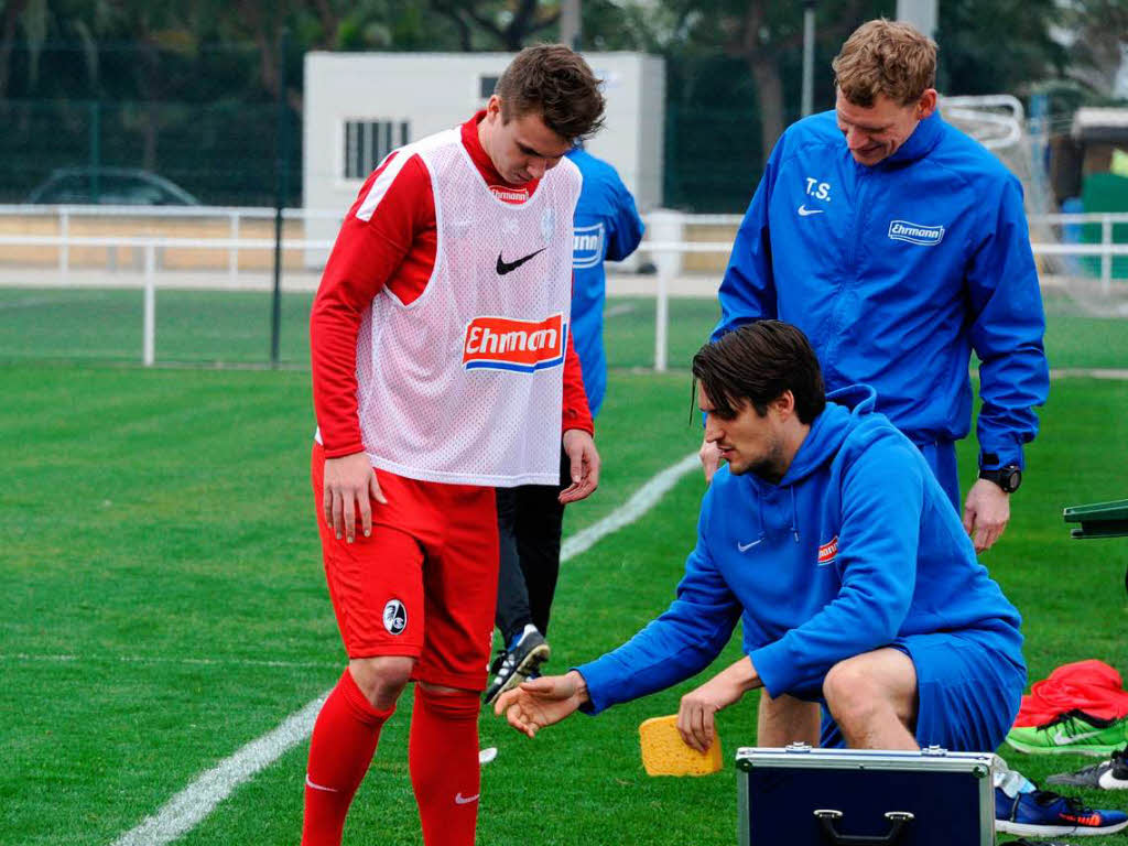 Die Profis des SC Freiburg ben am Freitagmorgen im Trainingslager in Rota, Spanien. Zum Auflockern gibt es einen Strandlauf.