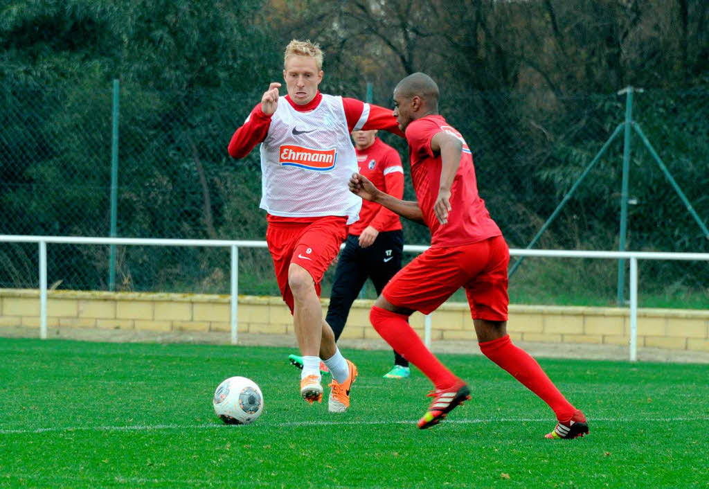 Die Profis des SC Freiburg ben am Freitagmorgen im Trainingslager in Rota, Spanien. Zum Auflockern gibt es einen Strandlauf.