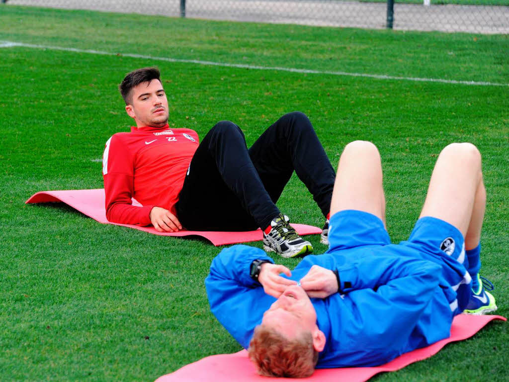 Die Profis des SC Freiburg ben am Freitagmorgen im Trainingslager in Rota, Spanien. Zum Auflockern gibt es einen Strandlauf.