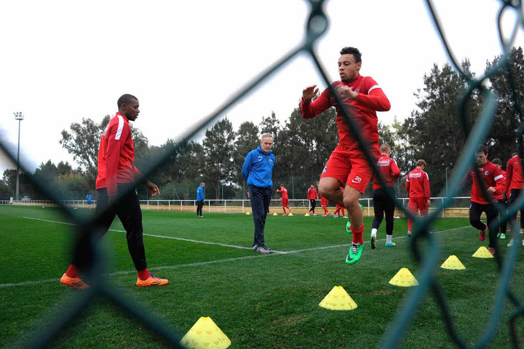 Die Profis des SC Freiburg ben am Freitagmorgen im Trainingslager in Rota, Spanien. Zum Auflockern gibt es einen Strandlauf.