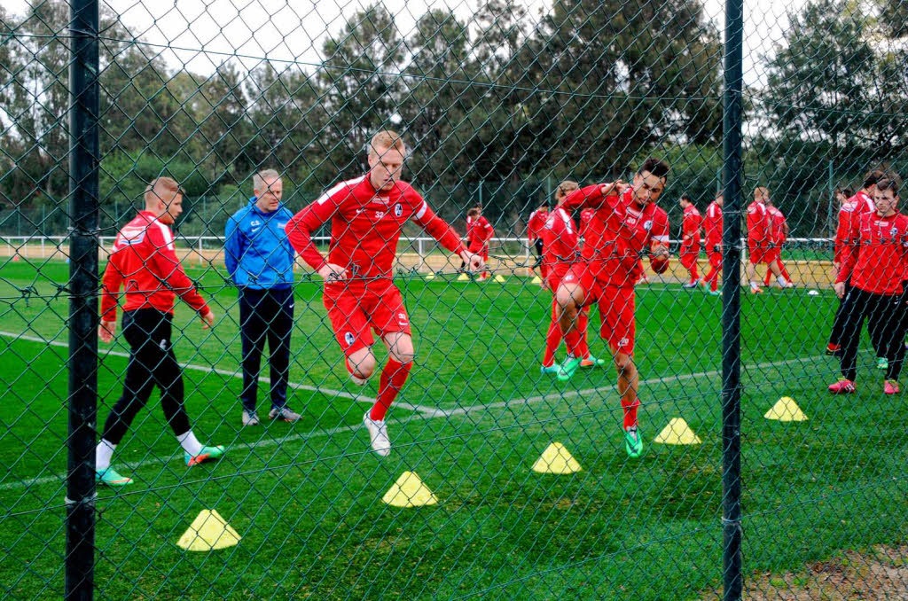 Die Profis des SC Freiburg ben am Freitagmorgen im Trainingslager in Rota, Spanien. Zum Auflockern gibt es einen Strandlauf.