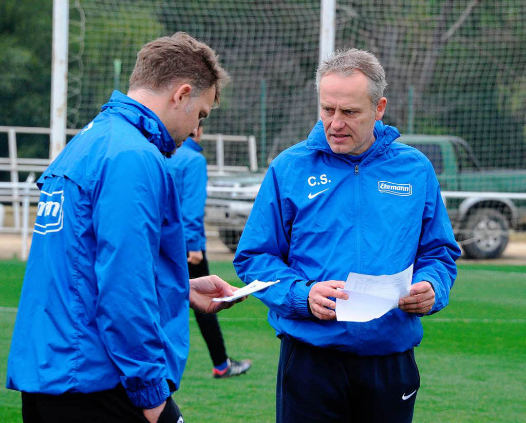 Die Profis des SC Freiburg ben am Freitagmorgen im Trainingslager in Rota, Spanien. Zum Auflockern gibt es einen Strandlauf.