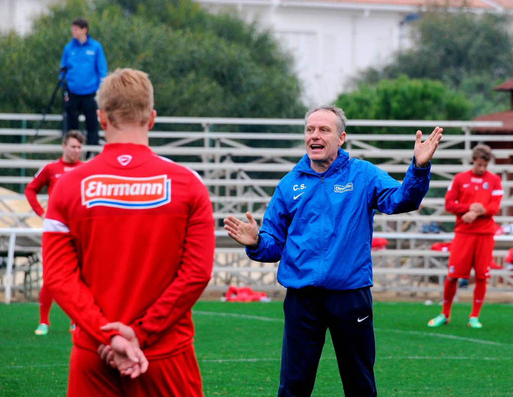 Die Profis des SC Freiburg ben am Freitagmorgen im Trainingslager in Rota, Spanien. Zum Auflockern gibt es einen Strandlauf.