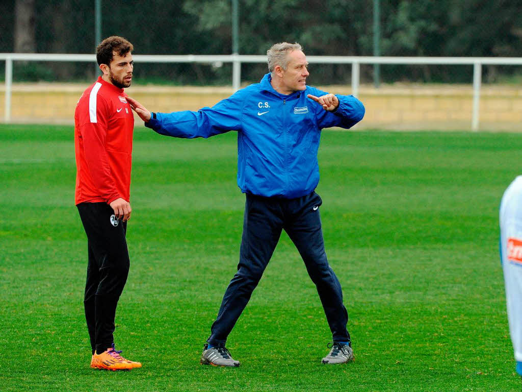 Die Profis des SC Freiburg ben am Freitagmorgen im Trainingslager in Rota, Spanien. Zum Auflockern gibt es einen Strandlauf.