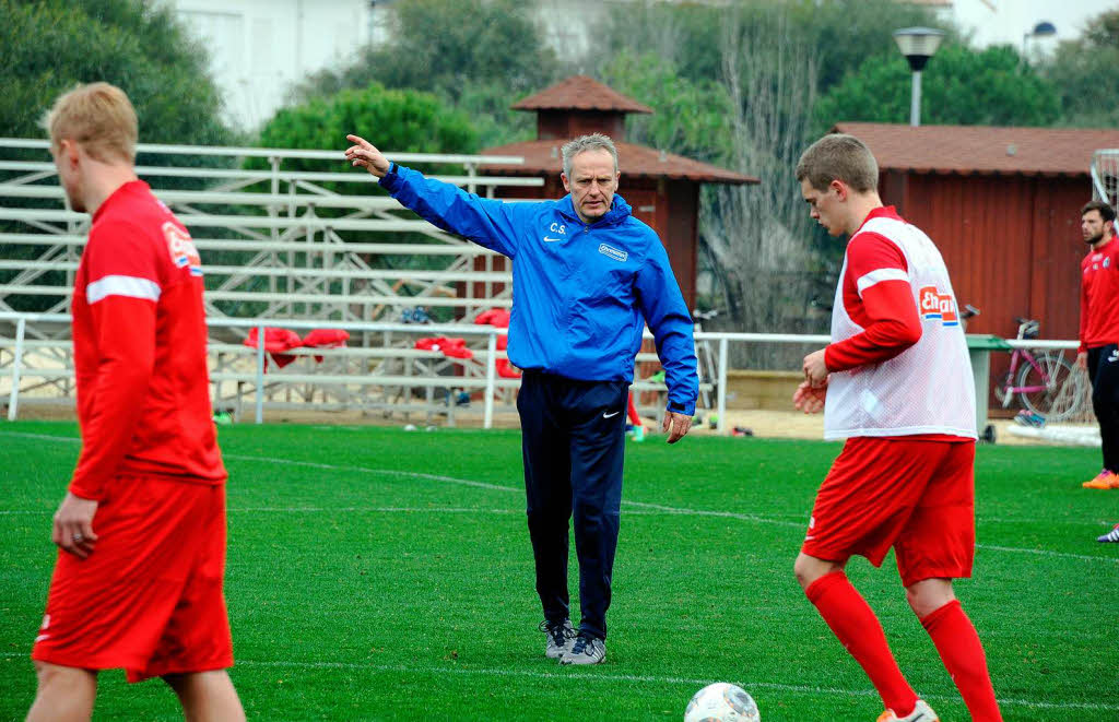 Die Profis des SC Freiburg ben am Freitagmorgen im Trainingslager in Rota, Spanien. Zum Auflockern gibt es einen Strandlauf.