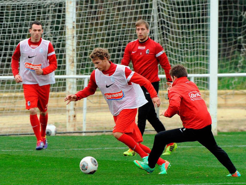 Die Profis des SC Freiburg ben am Freitagmorgen im Trainingslager in Rota, Spanien. Zum Auflockern gibt es einen Strandlauf.