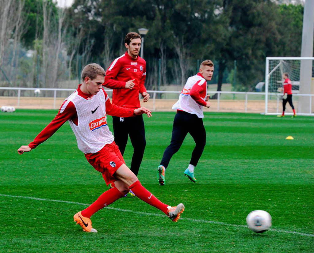 Die Profis des SC Freiburg ben am Freitagmorgen im Trainingslager in Rota, Spanien. Zum Auflockern gibt es einen Strandlauf.