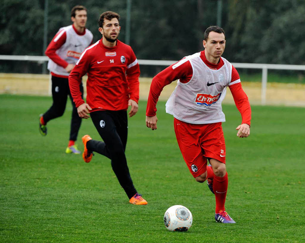 Die Profis des SC Freiburg ben am Freitagmorgen im Trainingslager in Rota, Spanien. Zum Auflockern gibt es einen Strandlauf.