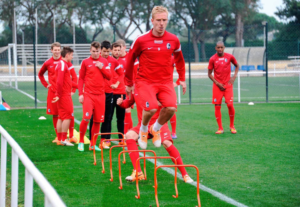 Die Profis des SC Freiburg ben am Freitagmorgen im Trainingslager in Rota, Spanien. Zum Auflockern gibt es einen Strandlauf.