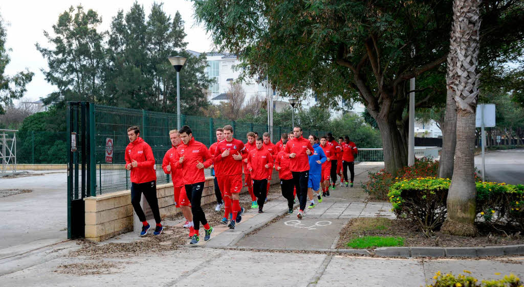 Die Profis des SC Freiburg ben am Freitagmorgen im Trainingslager in Rota, Spanien. Zum Auflockern gibt es einen Strandlauf.