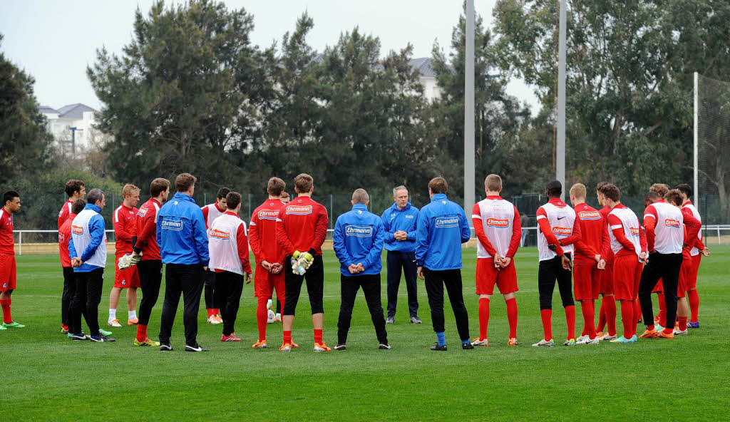 Die Profis des SC Freiburg ben am Freitagmorgen im Trainingslager in Rota, Spanien. Zum Auflockern gibt es einen Strandlauf.