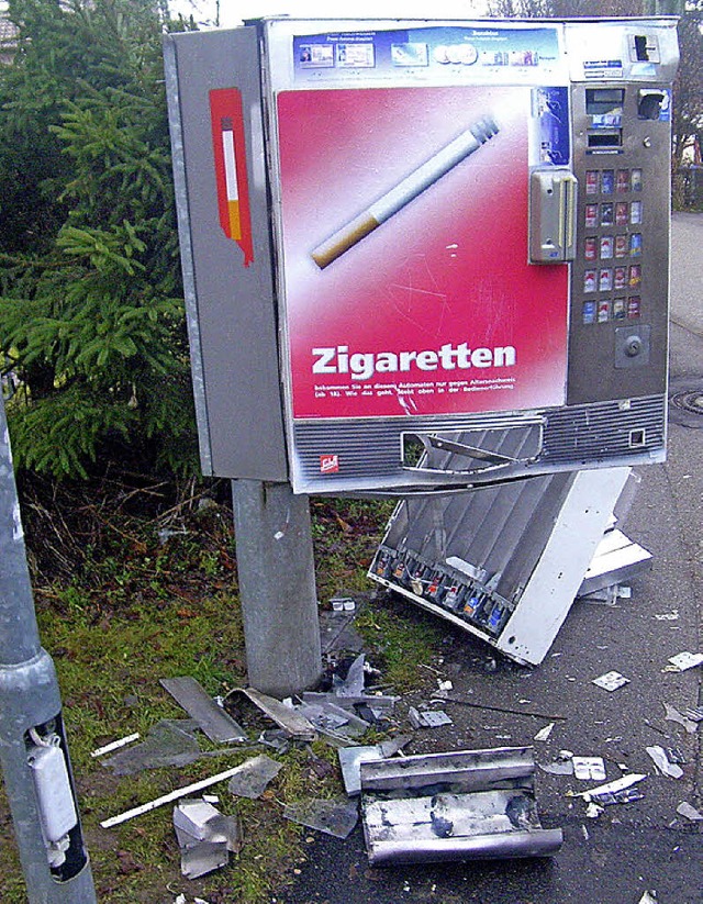 Gesprengt wurde ein Zigarettenautomat in der Waldallee.   | Foto: Polizei