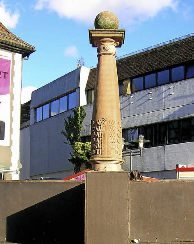 Stockbrunnen auf dem Marktplatz, eingehaust und ohne Schmuck  | Foto: Sylvia-Karina Jahn