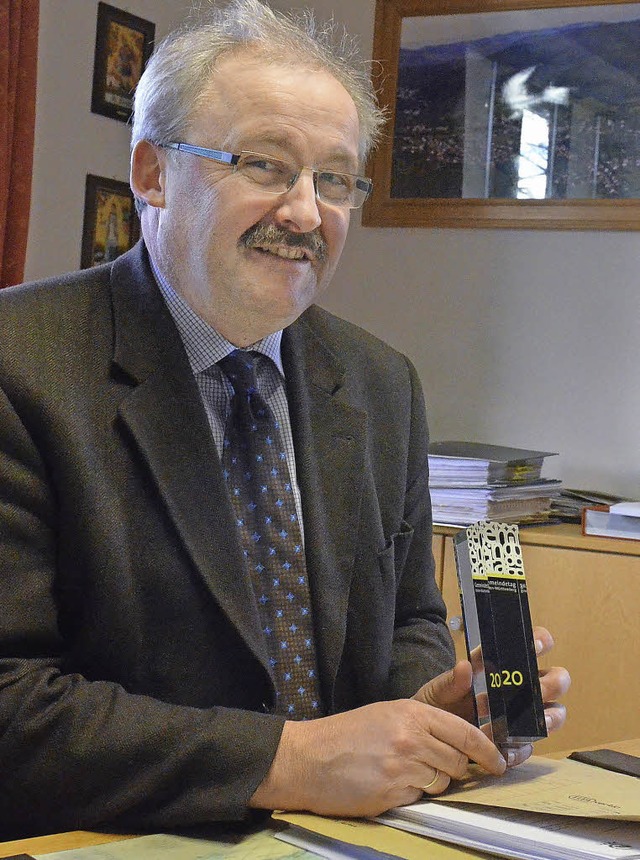 Thomas Kaiser mit der Auszeichnung des Gemeindetages Baden-Wrttemberg.  | Foto: Sebastian Barthmes