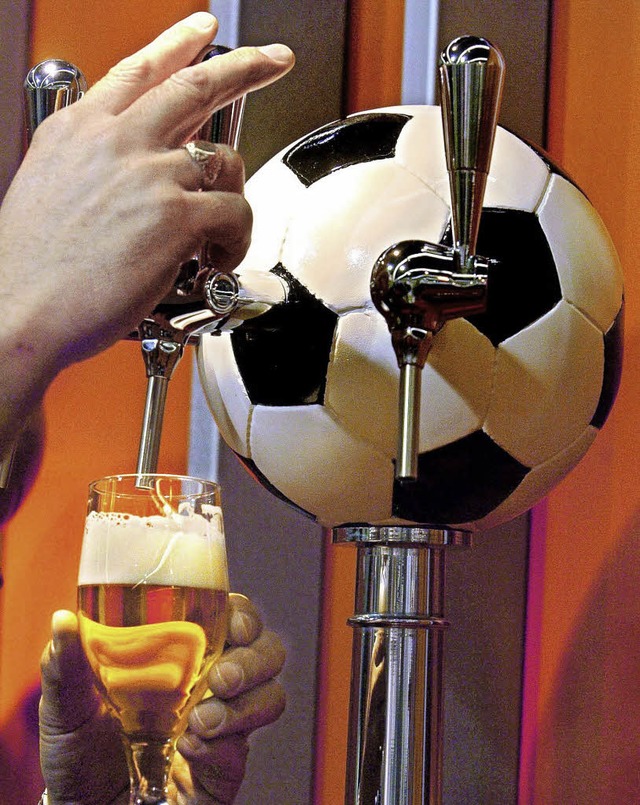 Bier und Fuball sind fr viele untrennbar miteinander verbunden.   | Foto: dpa