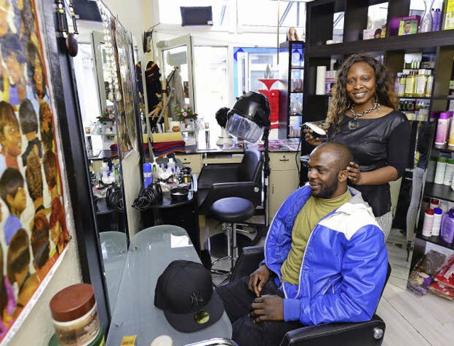 Marie Jose Zoane, die Inhaberin des &#...Afro  Shops&#8220;, mit einem Kunden.   | Foto: Ingo Schneider