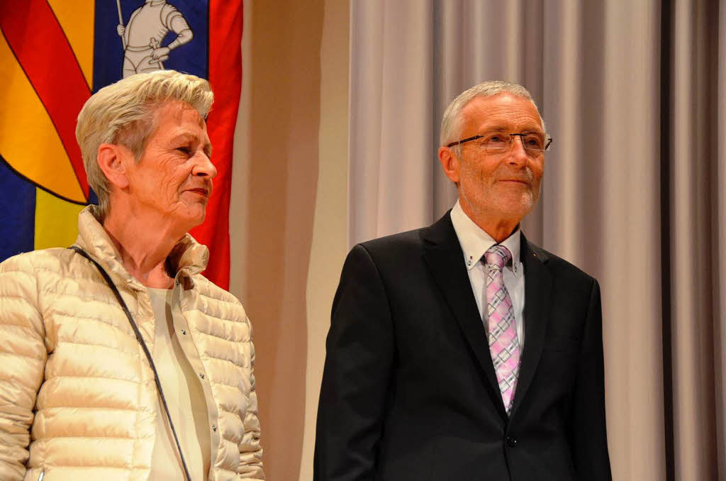 Staufermedaille fr Karl-Friedrich Jundt-Schttle und Ehefrau Traudl Jundt; noch blicken beide ganz ernst.