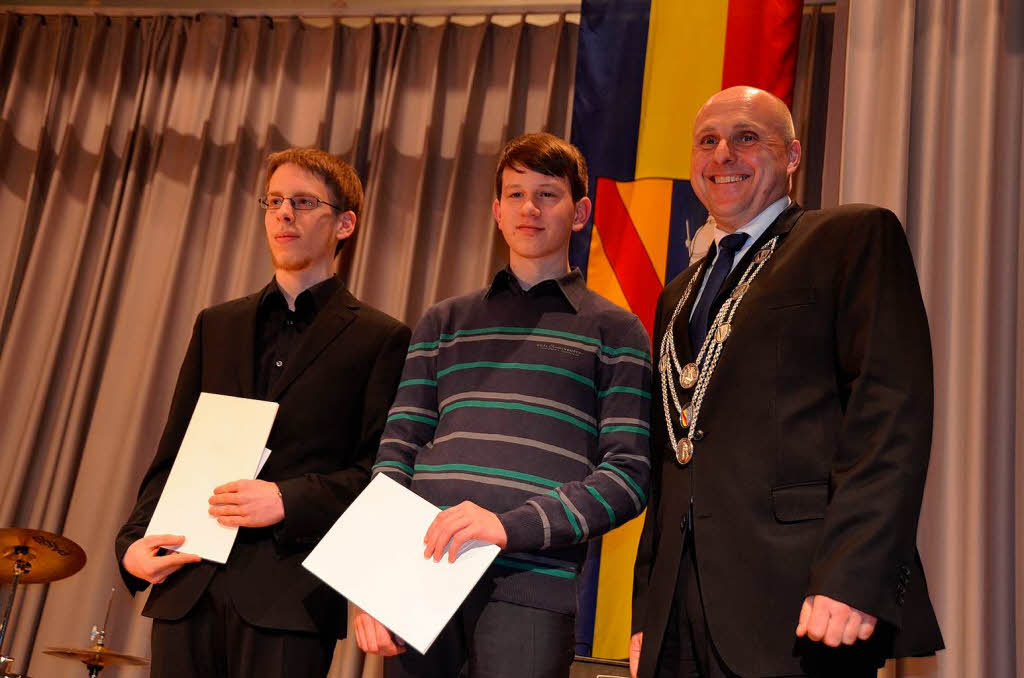 Oberbrgermeister Schlatterer (rechts) freut sich sichtlich,  Sebastian Schuhmacher (links) und Florian Bttcher zu ehren
