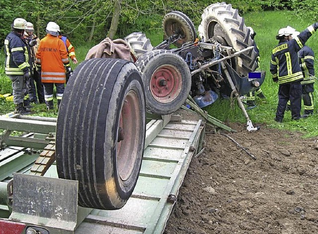 21. Mai 2013: Ein Traktor berschlgt ...bei Bahlingen, ein 26-Jhriger stirbt.  | Foto: Polizei