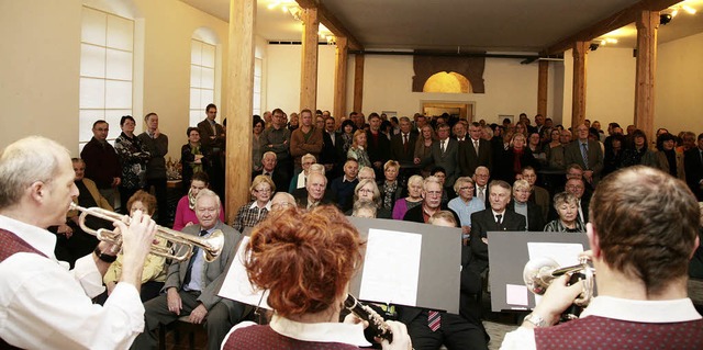 Die  Kunsthalle in Altdorf platzte am ...rgte eine Abordnung des Musikvereins.   | Foto: Sandra DEcoux-Kone