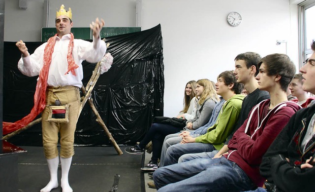 Theater im Klassenzimmer: Schauspieler Georgios Tzitzikos in der Heimschule   | Foto: Erika Sieberts