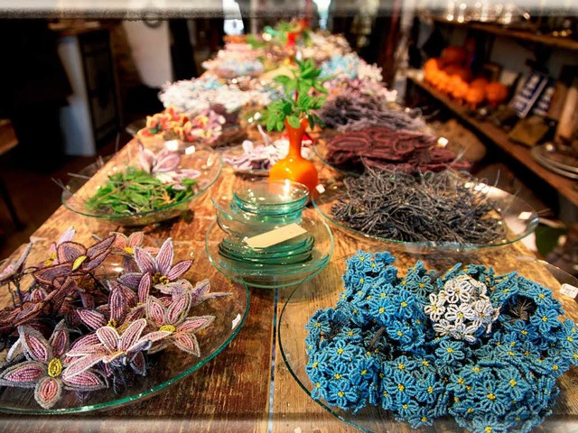 Auflsung der Papierblumen- und Perlen...inteile&quot; in der Gerberau verkauft  | Foto: Sabine Rukatukl