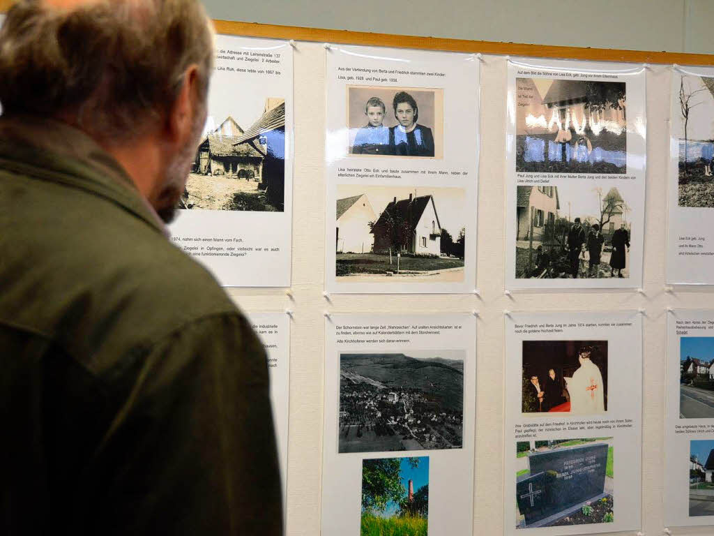 Im Foyer der halle waren auf Stellwnden Bilder aus der Geschichte der Gemeinde ausgestellt.