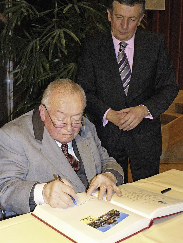 Adolf Gutzweiler trgt sich ins Goldene Buch ein.   | Foto: Joachim Frommherz