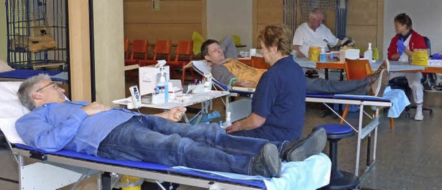 Blutspender und DRK-Team in der Goldberghalle  | Foto: Barbara Odrich-Rees