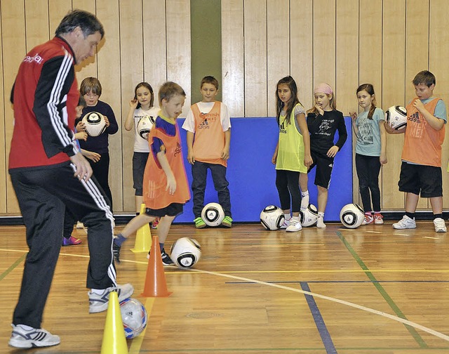 Htchenspiel mit Ball: Peter Brosi lei...chler in geschickter Ballfhrung an.   | Foto: helmut rothermel