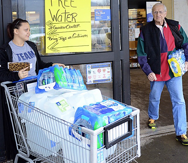 Nach Hamsterkufen war Wasser schnell ausverkauft.   | Foto: AFP