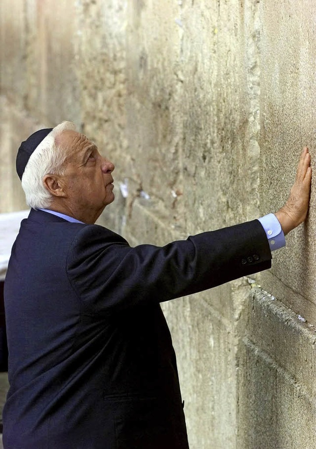 Ariel Scharon im Jahr 2001 vor der Klagemauer in Jerusalem   | Foto: dpa