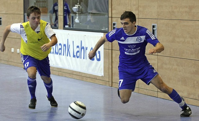 Fabian Kloos (rechts) beim 3:0-Sieg de...lbacher ber den SV Niederschopfheim.   | Foto:  Alexandra Buss