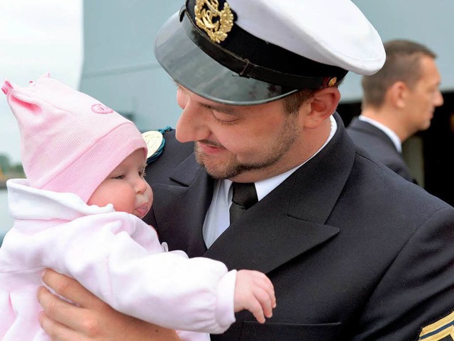 Soldaten und Kinder &#8211; das gehrt...in Marinesoldat begrt seine Tochter.  | Foto: dpa